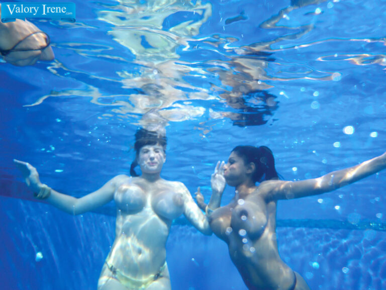 Tits Underwater Chica & Valory Irene bathing Big Boobs