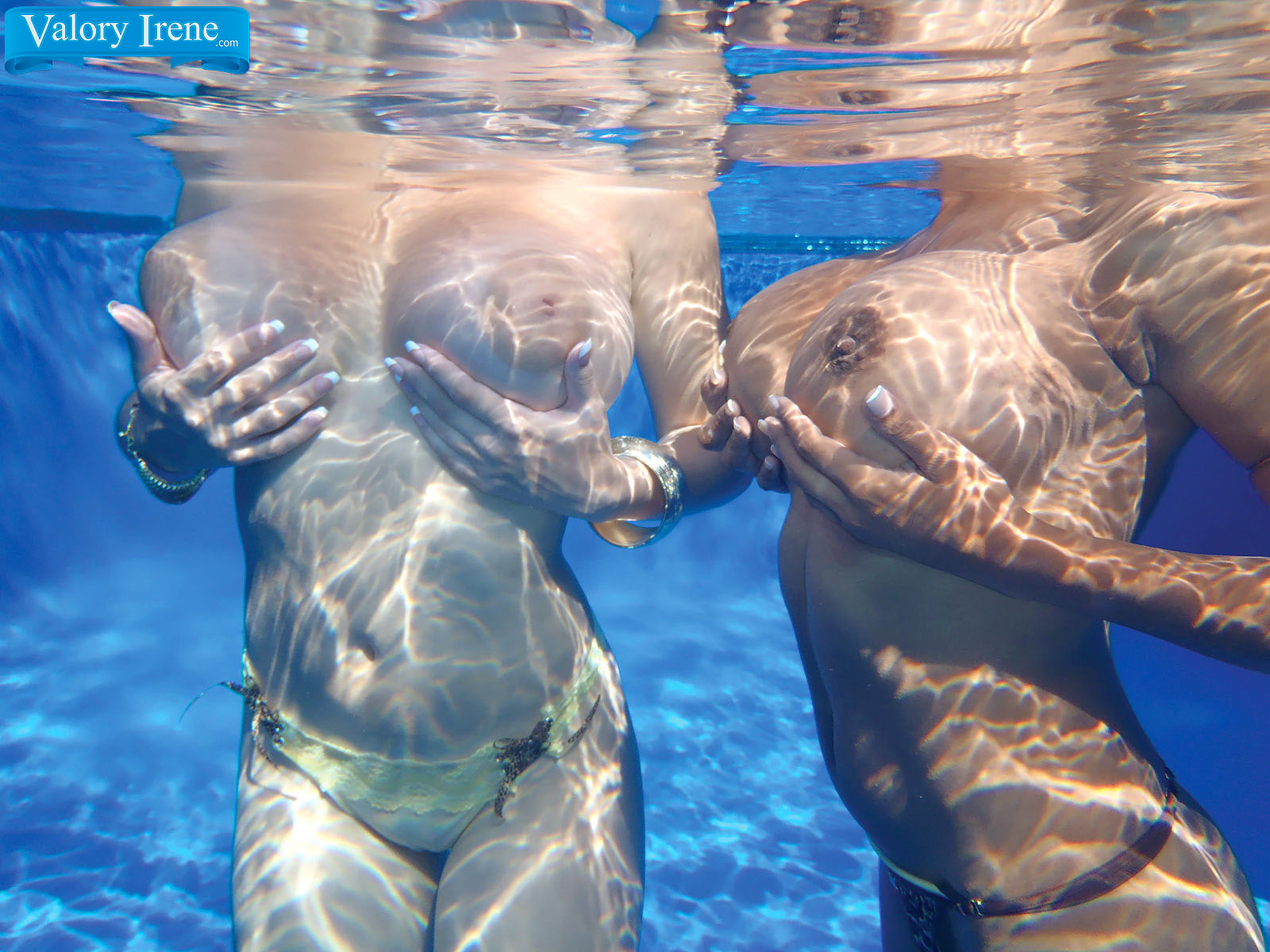 Chica - Bathing - Brunette